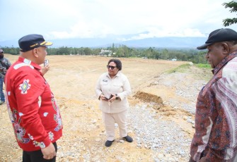 Wamendagri Ribka Haluk saat  meninjau lokasi KIPP Papua Pegunungan di Gunung Susu, Distrik Hubikosi, Jayawijaya.