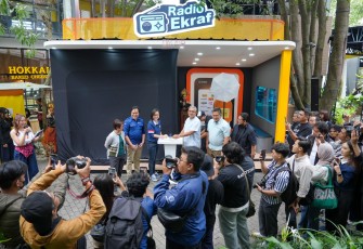 Wakil Menteri Ekonomi Kreatif, Irene Umar, secara resmi meluncurkan program Radio Ekraf 2026, di Cihampelas Walk, Bandung, Minggu (8/2/2026).