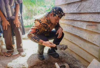 Wali Kota Bengkulu Dedy Wahyudi Saat Melakukan Peletakan Batu Pertama Program Perbaikan Rumah Tidak Layak Huni/Foto : MC 