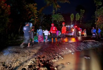 Sebanyak 1.686 warga Desa Padasari, Kecamatan Jatinegara, Kabupaten Tegal, Jawa Tengah, mengungsi ke lokasi yang lebih aman setelah permukiman mereka dilanda fenomena pergerakan tanah