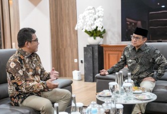 Menkop PM Abdul Muhaimin Iskandar saat berdiskusi dengan Dirut LPP TVRI Imam Brotoseno di Jakarta, Jum'at (9/1)
