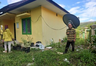 Anggota DPRD Kota Padangsidimpuan, Ipong Dalimunthe, yang juga Wakil Sekretaris DPW PKB Sumut, saat meninjau langsung kondisi Kantor Camat Padangsidimpuan Batunadua, Jum'at (13/3/2026).