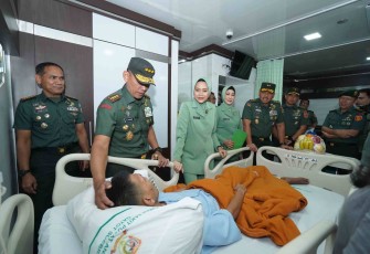 Pangkostrad Jenguk Prajurit Kostrad yang Dirawat di RSPAD Gatot Soebroto