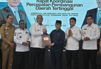 Menteri Desa dan Pembangunan Daerah Tertinggal (Mendes PDT) Yandri Susanto saat menghadiri Rapat Koordinasi Percepatan Pembangunan Daerah Tertinggal di Operational Room Kantor Kemendes, Rabu (25/2/2026)
