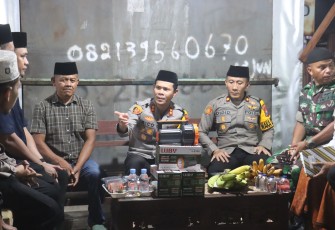 Kapolres Probolinggo Kota AKBP Rico Yumasri saat memberikan pembinaan serta arahan kepada para petugas Satkamling di wilayah hukum Polres Probolinggo Kota.