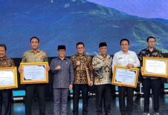 Wamen LH Diaz Hendropriyono bersama Mendes dalam peringatan Hari Desa Nasional di Boyolali, Kamis (15/1)
