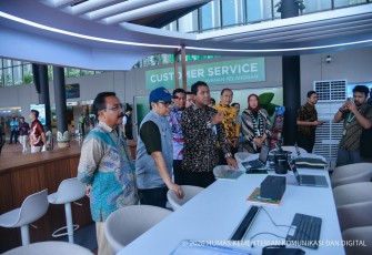Wakil Menteri Komunikasi dan Digital Nezar Patria saat meninjau langsung Posko Monitoring Telekomunikasi di Bandara Soekarno Hatta