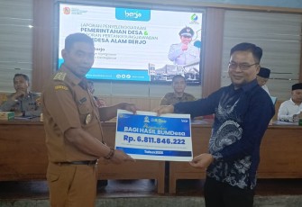 Penyerahan bagi hasil BUMDesa Alam Berjo tahun 2025, di Balai Desa Berjo, Ngargoyoso, Karanganyar, Senin (2/2/2026).