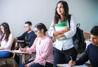 Bahasa Inggris di Kampus: Mitos atau Realita?