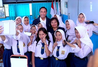 Kepala BNN RI Komjen Pol Suyudi Ario Seto foto bersama pelajar 