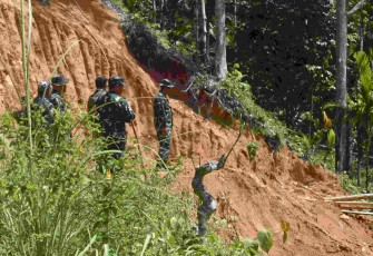 Danrem 023/KS Kolonel Inf Iwan Budiarso meninjau lokasi jalan amblas