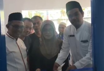 Imam Musanto saat meresmikan rumah layak huni warga Kelurahan Ratu Jaya, Jum'at (9/1)