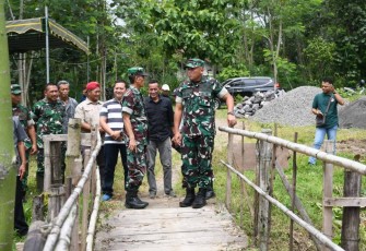 Danrem 081/DSJ Kolonel Arm Untoro Hariyanto saat meninjau lokasi jembatan gantung di kabupaten Blitar