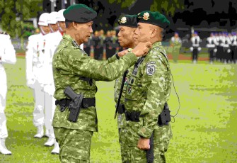 Pangkostrad Letjen TNI Mohammad Fadjar saat melantik Pangdivif 2 Kostrad Mayjen TNI Primadi Saiful Sulun di lapangan Sapta Marga, Divif 2 Kostrad Malang, Sabtu (10/1)