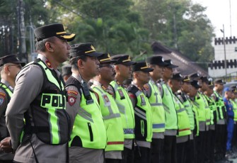 Personel pengamanan kunjungan kerja Presiden Prabowo Subianto di Pagak, Malang 