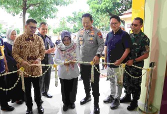 Kapolres Magetan AKBP Raden Erik Bangun Prakasa bersama Bupati Magetan saat pengguntingan pita resmikan Gedung Setia SPKT, Rabu (14/1)