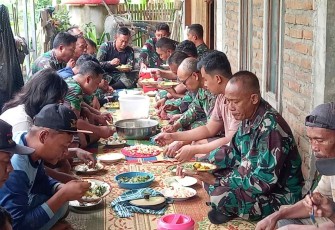 Makan siang bersama warga di lokasi pembangunan jembatan perintis garuda 