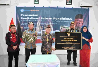 Wamendikdasmen Atip Latipulhayat saat meresmikan sekolah di Nunukan, Sabtu (17/1)