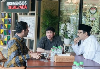 Mensos Saifullah Yusuf bersama anggota DPD RI dapil Aceh, Azhari Cage dan Stafsus Gubernur Aceh, Irsyadi di Kantor Kemensos Jakarta, Sabtu (17/1)