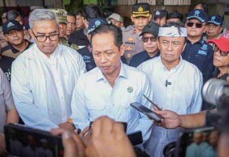 Menteri LH Hanif Faisol Nurofiq saat memberikan keterangan di Bandung 
