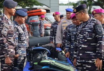 Dankodaeral XIV Laksamana Muda TNI Djatmoko saat pengecekan kelengkapan tanggap bencana alam 2026, Rabu (21/1)