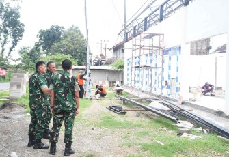 Danrem 081/DSJ Kolonel Arm Untoro Hariyanto saat mendampingi kunjungan Irdam V Brawijaya tinjau progres pembangunan KDKMP Selorejo, Magetan, Rabu (21/1)