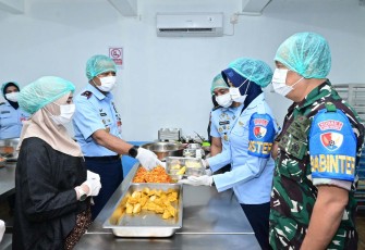 Danlanud Husein Sastranegara Marsma TNI Md Irman Fathurrahman saat memberikan pengarahan di SPPG Cimahi Tengah 04, Rabu (21/1)