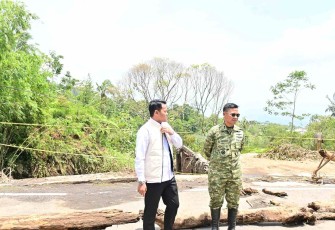 Danlanud J.B Soedirman Letkol Pnb Ali Purwoko saat meninjau lokasi banjir