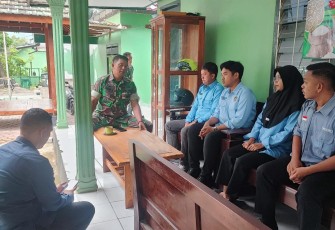 Danramil 0806-11/Panggul saat berkomunikasi dengan staff SPPG di wilayah desa binaan 