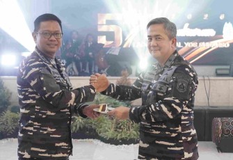 Dankodaeral VI Laksamana Muda TNI Andi Abdul Aziz menerima tumpeng 57 tahun Ladokgi TNI AL di Makassar, Jum'at (30/1)