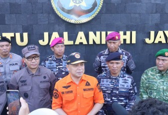 Dansatrol Kodaeral V Kolonel Mar Dr Moch Anton Maulana saat mendampingi Walikota Surabaya dalam konferensi pers, Jum'at (30/1)
