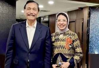 Karo Humas BGN Dr Khairul Hidayati bersama Luhut Binsat Panjaitan di Jakarta 