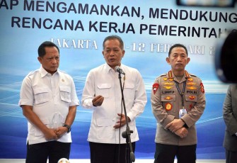 Menkop Ferry Juliantono saat memberikan keterangan pers di Jakarta, Rabu (11/2)