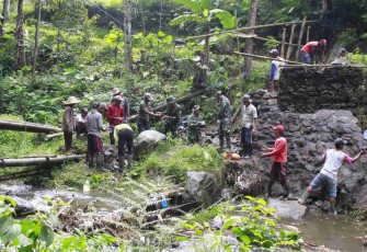 Gotong royong pembangunan jembatan 