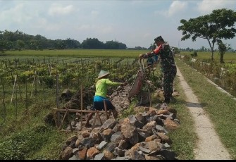Bantu bangun saluran irigasi di wilayah desa binaan 