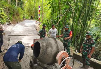 Dandim Kebumen Letkol Inf Eko saat meninjau pelaksanaan TMMD di desa Somagede, Rabu (25/2)