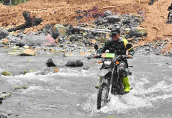 Danrem 023/KS Kolonel Inf Iwan Budiarso trabas sungai tinjau pelaksanaan TMMD di desa Sangkunnur, Rabu (25/2)