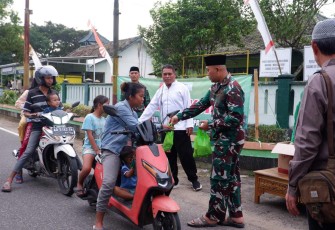 Dandim 0801/Pacitan Letkol Arh Imam Musahirul saat memberikan takjil 