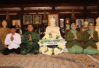Aspers Kasdivif 2 Kostrad Kolonel Inf Gunawan ziarah ke makam presiden Soeharto di Karanganyar, Kamis (5/3)