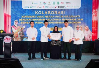 Mensos Saifullah Yusuf menyerahkan bantuan PKH di Pasuruan, Selasa (10/3)