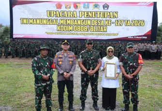 Danrem 081/DSJ Kolonel Arm Untoro Hariyanto foto bersama penutupan TMMD ke-127 Kodim Blitar, Rabu (11/3)