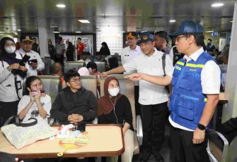 Mendagri Tito Karnavian saat berbincang dengan pemudik di Pelabuhan Merak, Jum'at (13/3)