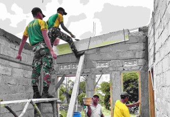 Bantu bangun rumah warga di perbatasan 