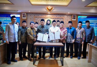 Menkop Ferry Juliantono bersama MUI teken nota kesepahaman di Jakarta, Selasa (7/4)