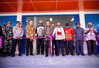 Menkop Ferry Juliantono saat menggunting pita resmikan Kopdes Merah Putih di Atuka Mimika, Kamis (9/4)