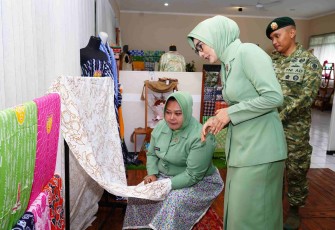 Ibu Sri Astuti Brilliyans Batik 