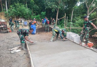 Pengerjaan rabat jalan di Desa Sukorejo