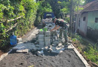 Pemasangan paving di dusun Klagin