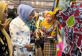 Ibu Sri Astuti Brilliyans Batik 