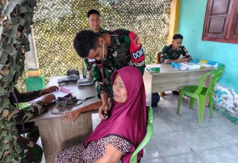 Pengobatan gratis Satgas Pamtas RI-Malaysia Yonarmed 19/Bogani, Senin (11/5)